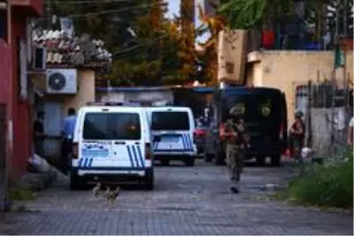 Suç örgütlerine yönelik operasyonda 5 kişi gözaltına alındı Suç örgütlerine yönelik operasyonda 5 kişi gözaltına alındı
