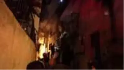 İzmir'de çıkan ev yangınında hasar meydana geldi İzmir'de çıkan ev yangınında hasar meydana geldi