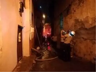İzmir'de yanan evden son anda kurtuldular İzmir'de yanan evden son anda kurtuldular