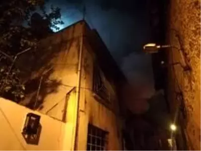 İzmir'de yanan evden son anda kurtuldular İzmir'de yanan evden son anda kurtuldular