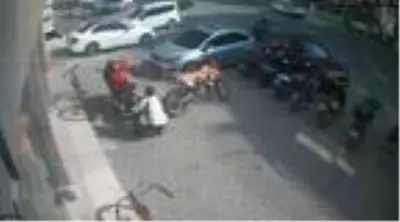 Kamyona çarpan motosikletin sürücüsü hayatını kaybetti (2) Kamyona çarpan motosikletin sürücüsü hayatını kaybetti (2)