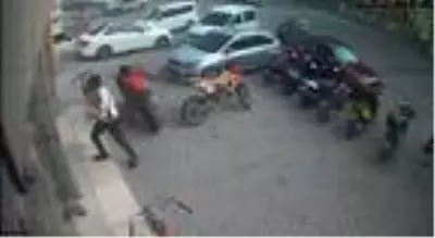 Kamyona çarpan motosikletin sürücüsü hayatını kaybetti (2) Kamyona çarpan motosikletin sürücüsü hayatını kaybetti (2)
