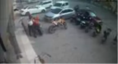 Kamyona çarpan motosikletin sürücüsü hayatını kaybetti (2) Kamyona çarpan motosikletin sürücüsü hayatını kaybetti (2)