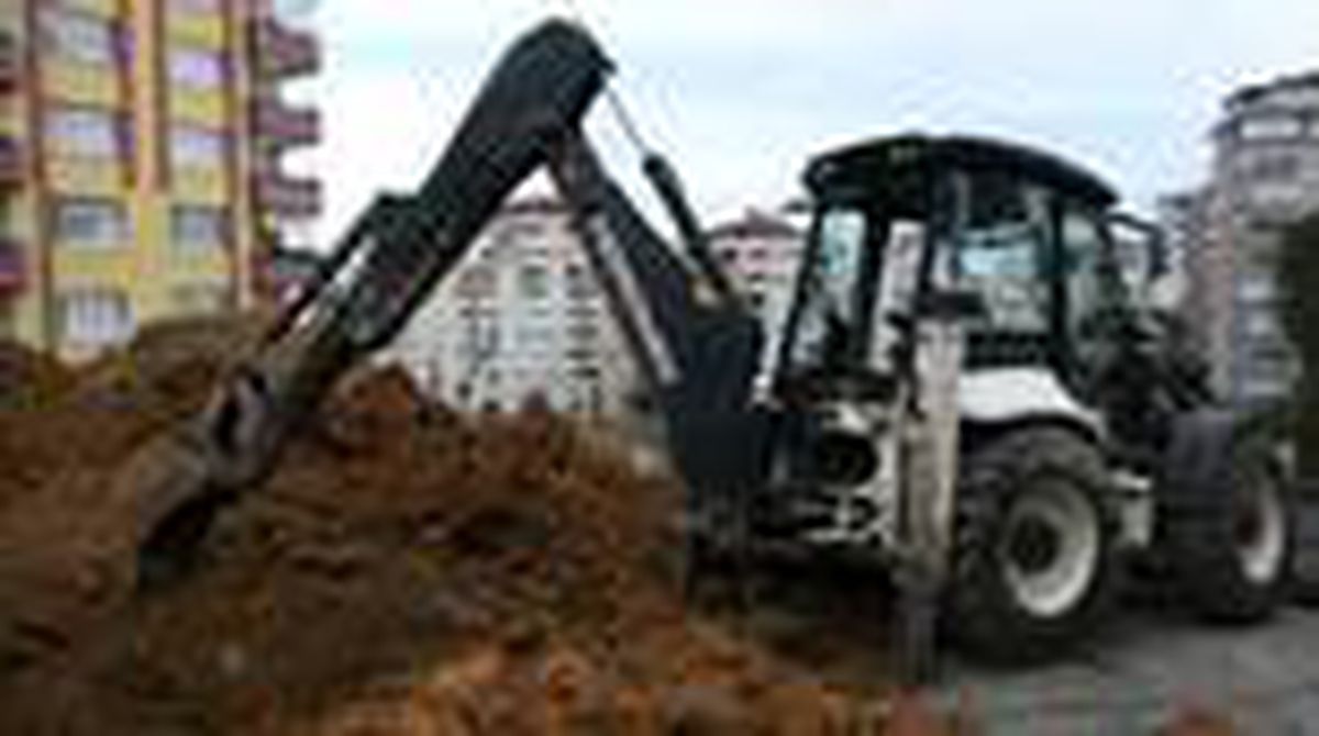 Kanalizasyon çalışması sırasında toprak yığını altında kalan işçi kurtarıldı