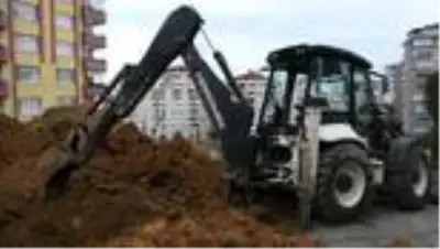 Kanalizasyon çalışması sırasında toprak yığını altında kalan işçi kurtarıldı Kanalizasyon çalışması sırasında toprak yığını altında kalan işçi kurtarıldı