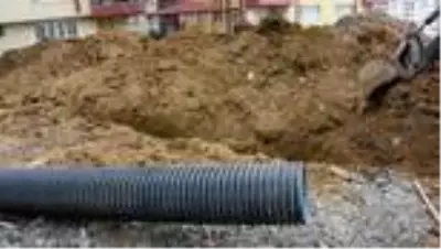 Kanalizasyon çalışması sırasında toprak yığını altında kalan işçi kurtarıldı Kanalizasyon çalışması sırasında toprak yığını altında kalan işçi kurtarıldı