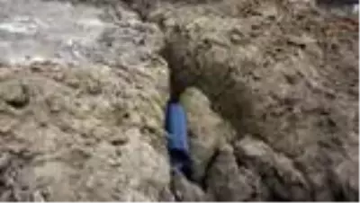 Kanalizasyon çalışması sırasında toprak yığını altında kalan işçi kurtarıldı Kanalizasyon çalışması sırasında toprak yığını altında kalan işçi kurtarıldı