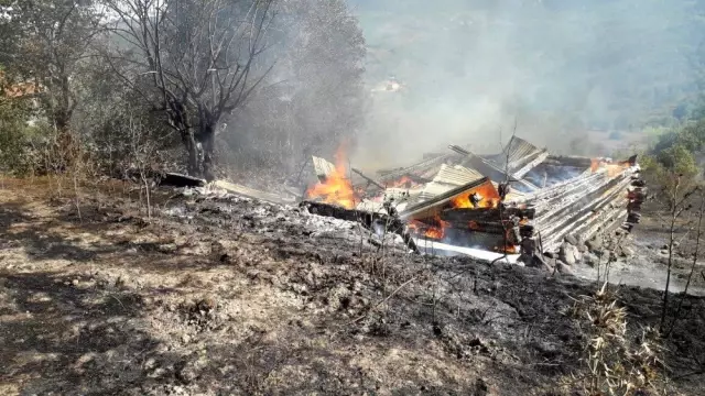 Kastamonu�da çıkan yangında 2 ev ve bir ambar kullanılamaz hale geldi