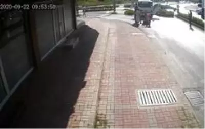 Kazazede, kendisine yardım eden kadının koluna sarılarak 'Sen kimsin?' diye sordu Kazazede, kendisine yardım eden kadının koluna sarılarak 'Sen kimsin?' diye sordu