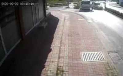 Kazazede, kendisine yardım eden kadının koluna sarılarak 'Sen kimsin?' diye sordu Kazazede, kendisine yardım eden kadının koluna sarılarak 'Sen kimsin?' diye sordu