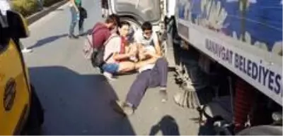 Kazazede, kendisine yardım eden kadının koluna sarılarak 'Sen kimsin?' diye sordu Kazazede, kendisine yardım eden kadının koluna sarılarak 'Sen kimsin?' diye sordu