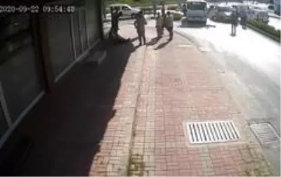 Kazazede, kendisine yardım eden kadının koluna sarılarak 'Sen kimsin?' diye sordu Kazazede, kendisine yardım eden kadının koluna sarılarak 'Sen kimsin?' diye sordu