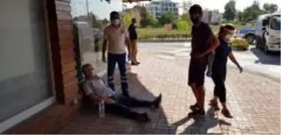Kazazede, kendisine yardım eden kadının koluna sarılarak 'Sen kimsin?' diye sordu Kazazede, kendisine yardım eden kadının koluna sarılarak 'Sen kimsin?' diye sordu