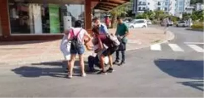 Kazazede, kendisine yardım eden kadının koluna sarılarak 'Sen kimsin?' diye sordu Kazazede, kendisine yardım eden kadının koluna sarılarak 'Sen kimsin?' diye sordu
