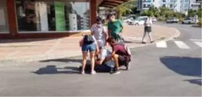 Kazazede, kendisine yardım eden kadının koluna sarılarak 'Sen kimsin?' diye sordu Kazazede, kendisine yardım eden kadının koluna sarılarak 'Sen kimsin?' diye sordu