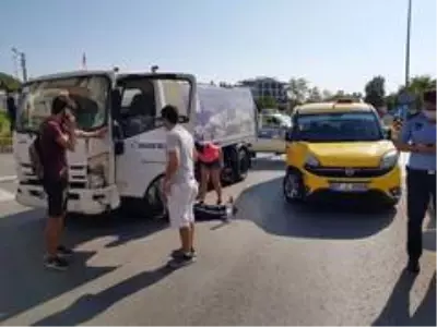 Kazazede, kendisine yardım eden kadının koluna sarılarak 'Sen kimsin?' diye sordu Kazazede, kendisine yardım eden kadının koluna sarılarak 'Sen kimsin?' diye sordu