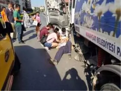 Kazazede, kendisine yardım eden kadının koluna sarılarak 'Sen kimsin?' diye sordu Kazazede, kendisine yardım eden kadının koluna sarılarak 'Sen kimsin?' diye sordu