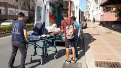 Kazazede, kendisine yardım eden kadının koluna sarılarak 'Sen kimsin?' diye sordu Kazazede, kendisine yardım eden kadının koluna sarılarak 'Sen kimsin?' diye sordu