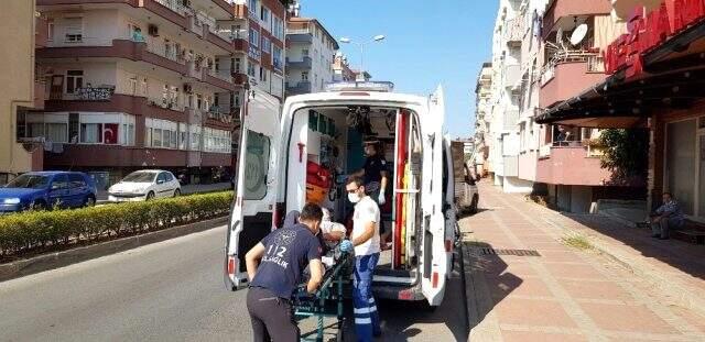 Kazazede, kendisine yardım eden kadının koluna sarılarak 'Sen kimsin?' diye sordu Kazazede, kendisine yardım eden kadının koluna sarılarak 'Sen kimsin?' diye sordu