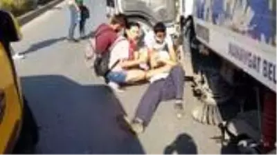 Kazazede, kendisine yardım eden kadının koluna sarılarak Kazazede, kendisine yardım eden kadının koluna sarılarak