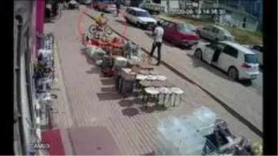 Bisiklet hırsızını linç edilmekten polis kurtardı Bisiklet hırsızını linç edilmekten polis kurtardı