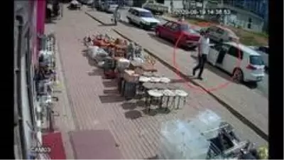 Bisiklet hırsızını linç edilmekten polis kurtardı Bisiklet hırsızını linç edilmekten polis kurtardı