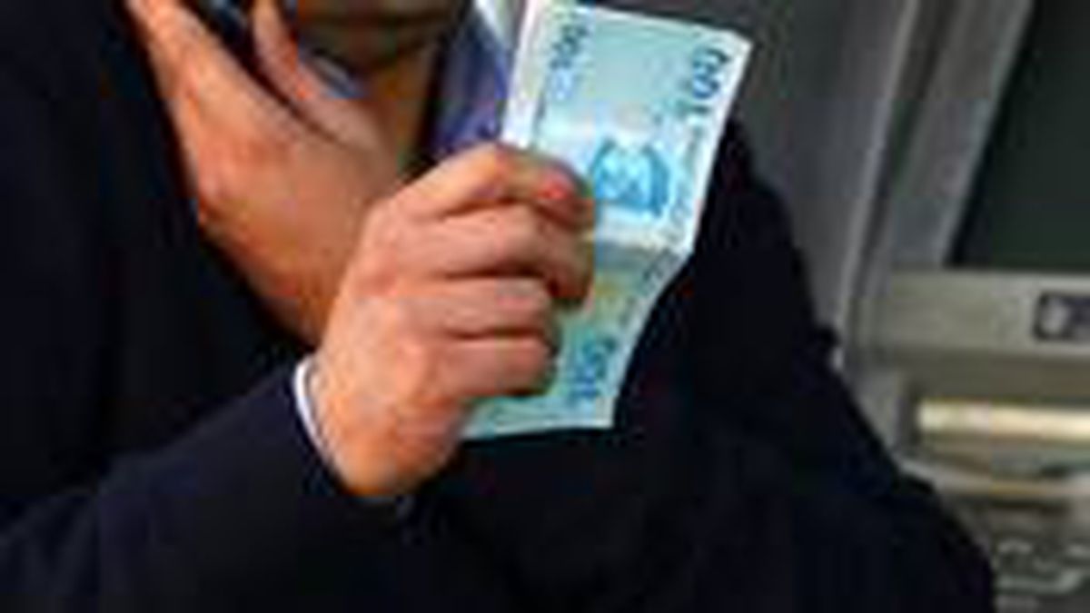 Konya'dan Seyit Hazretlerinin selamını getirdiklerini söyleyip, girdikleri iş yerini 15 bin lira dolandırdılar