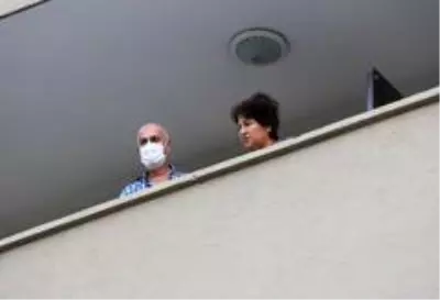 Balkona çıkıp aşağıda komşularının cansız bedenini gören vatandaşlar şoke oldu Balkona çıkıp aşağıda komşularının cansız bedenini gören vatandaşlar şoke oldu
