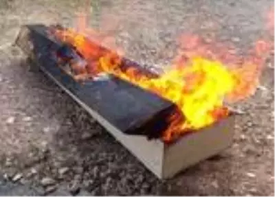 Koronavirüsten vefat eden hastanın cenazesi defnedildikten sonra tabutu yakıldı Koronavirüsten vefat eden hastanın cenazesi defnedildikten sonra tabutu yakıldı
