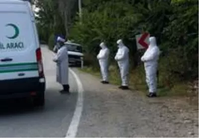 Koronavirüsten vefat eden hastanın cenazesi defnedildikten sonra tabutu yakıldı Koronavirüsten vefat eden hastanın cenazesi defnedildikten sonra tabutu yakıldı