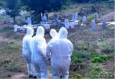 Koronavirüsten vefat eden hastanın cenazesi defnedildikten sonra tabutu yakıldı Koronavirüsten vefat eden hastanın cenazesi defnedildikten sonra tabutu yakıldı