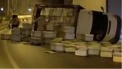 Mersin'de arı kovanı taşıyan kamyon kaza yapınca arılar etrafa saçıldı Mersin'de arı kovanı taşıyan kamyon kaza yapınca arılar etrafa saçıldı