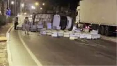 Mersin'de arı kovanı taşıyan kamyon kaza yapınca arılar etrafa saçıldı Mersin'de arı kovanı taşıyan kamyon kaza yapınca arılar etrafa saçıldı
