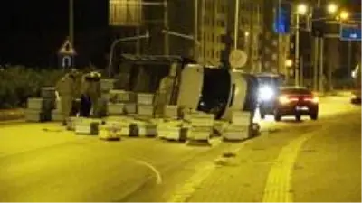 Kovan taşıyan kamyonet devrildi... Arılar yüzünden kimse araca yanaşamadı Kovan taşıyan kamyonet devrildi... Arılar yüzünden kimse araca yanaşamadı