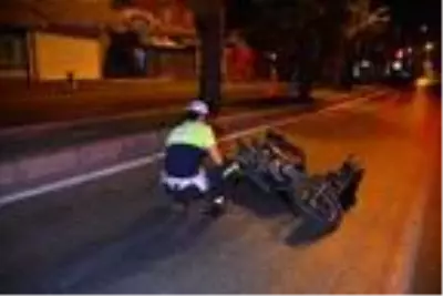 Motosiklet devrildi: 2 yaralı Motosiklet devrildi: 2 yaralı