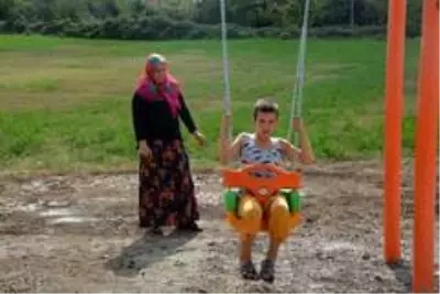 Otizmli Burak salıncağına kavuştu Otizmli Burak salıncağına kavuştu