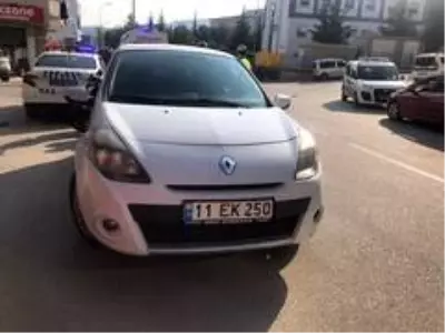 Oyun oynarken yola fırlayan küçük çocuk az daha canından oluyordu Oyun oynarken yola fırlayan küçük çocuk az daha canından oluyordu