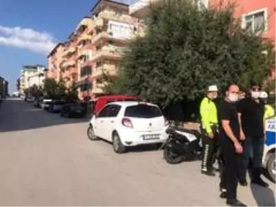 Oyun oynarken yola fırlayan küçük çocuk az daha canından oluyordu Oyun oynarken yola fırlayan küçük çocuk az daha canından oluyordu