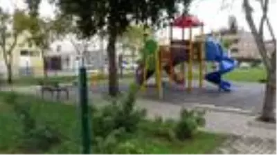 Parkta çocuklara cinsel organını gösteren yaşlı adam linç edilmekten son anda kurtuldu Parkta çocuklara cinsel organını gösteren yaşlı adam linç edilmekten son anda kurtuldu