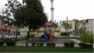 Parkta çocuklara cinsel organını gösterdi, linçten zabıta kurtardı Parkta çocuklara cinsel organını gösterdi, linçten zabıta kurtardı