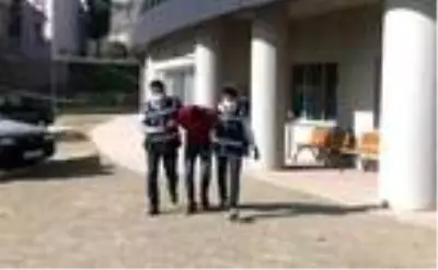 Polis otosundan elleri kelepçeli halde kaçan şüpheli ortalığı birbirine kattı Polis otosundan elleri kelepçeli halde kaçan şüpheli ortalığı birbirine kattı