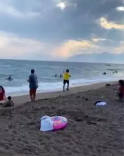 Sahte cankurtaranlardan sahilde turistleri korkutan şaka Sahte cankurtaranlardan sahilde turistleri korkutan şaka
