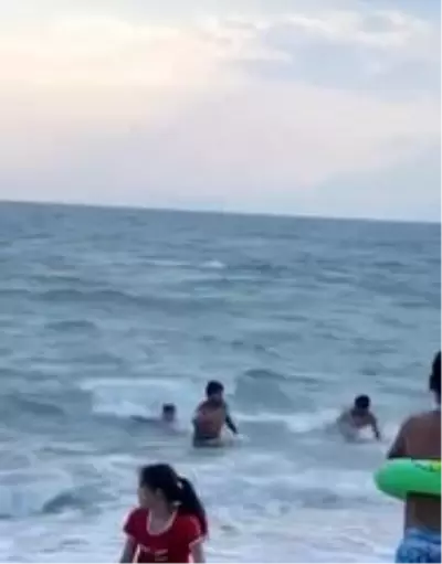 Sahte cankurtaranlardan sahilde turistleri korkutan şaka Sahte cankurtaranlardan sahilde turistleri korkutan şaka