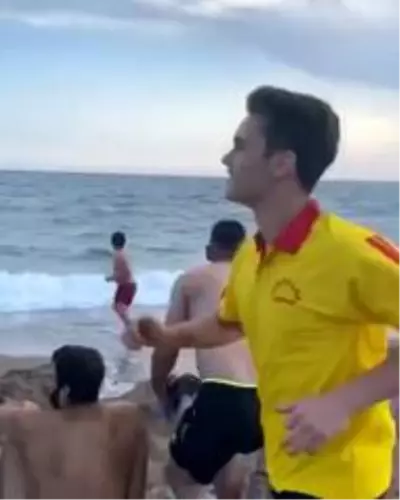 Sahte cankurtaranlardan sahilde tepki çeken şaka Sahte cankurtaranlardan sahilde tepki çeken şaka