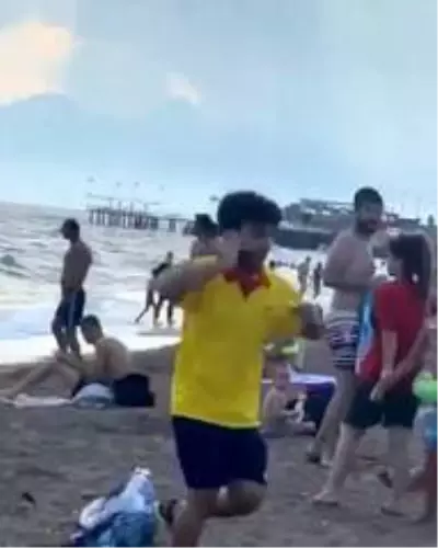 Sahte cankurtaranlardan sahilde tepki çeken şaka Sahte cankurtaranlardan sahilde tepki çeken şaka
