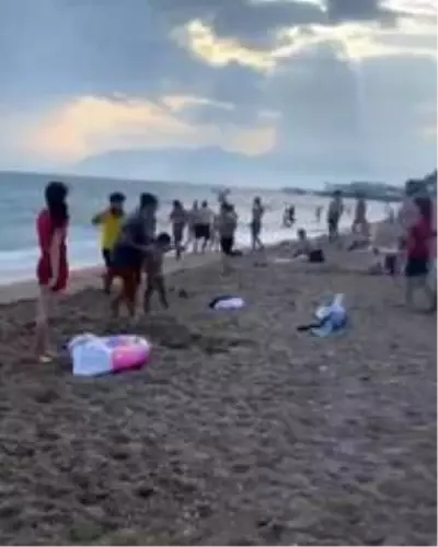 Sahte cankurtaranlardan sahilde turistleri korkutan şaka Sahte cankurtaranlardan sahilde turistleri korkutan şaka