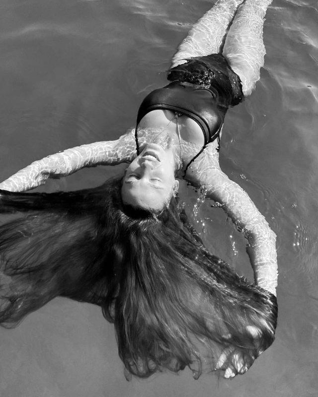 Serenay Sarıkaya'nın Instagram'dan paylaştığı deniz pozlarına beğeni yağdı