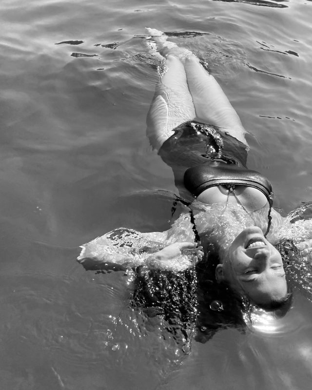 Serenay Sarıkaya'nın Instagram'dan paylaştığı deniz pozlarına beğeni yağdı