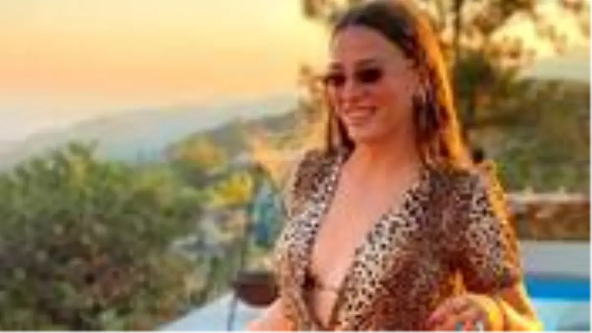 Serenay Sarıkaya'nın Instagram'dan paylaştığı deniz pozlarına beğeni yağdı