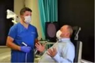 Ses şikayeti ile gittiği hastanade kulağından canlı sinek çıktı; doktor da şaşırdı Ses şikayeti ile gittiği hastanade kulağından canlı sinek çıktı; doktor da şaşırdı